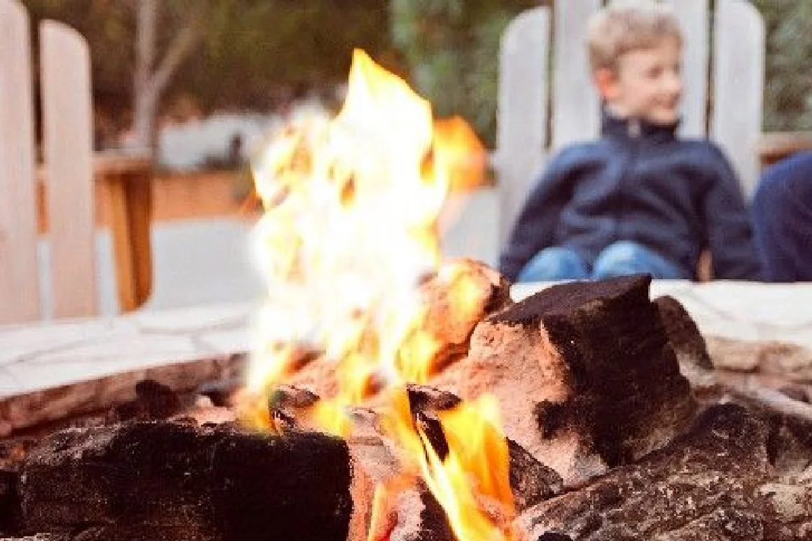 Helles Feuer in einer Feuerstelle