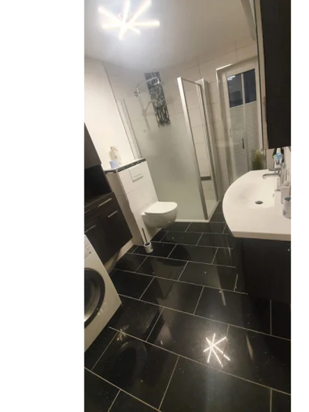 Modernes Badezimmer mit schwarzen Fliesen