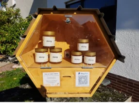 Honiggläser in einem Verkaufsstand