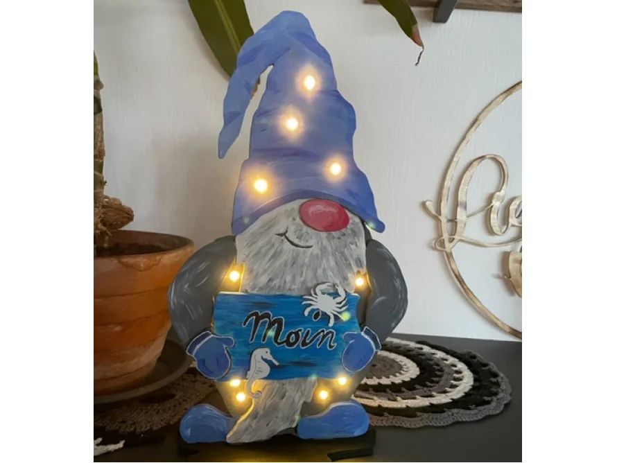 Holzfigur eines Zwerges mit blauer Mütze und Schild