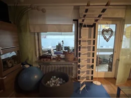 Ein Spielzimmer mit einer Sprossenwand