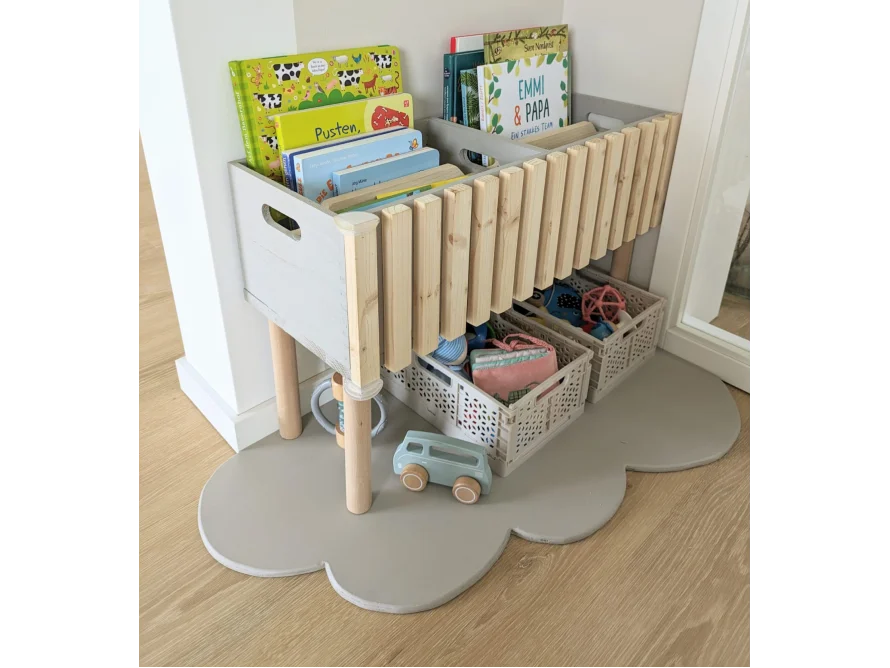 Kinderbücherregal mit Spielzeug