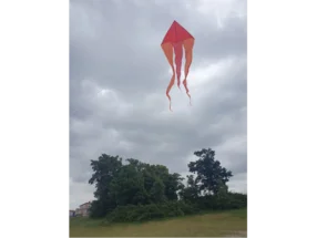 Roter Drachen am Himmel