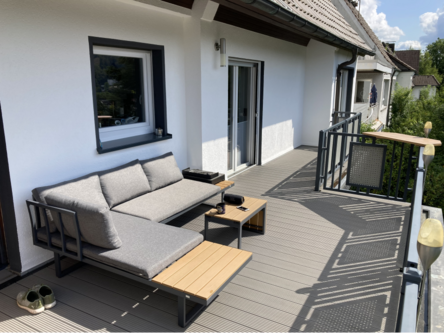 Moderner Balkon mit Sitzecke