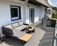 Moderner Balkon mit Sitzecke