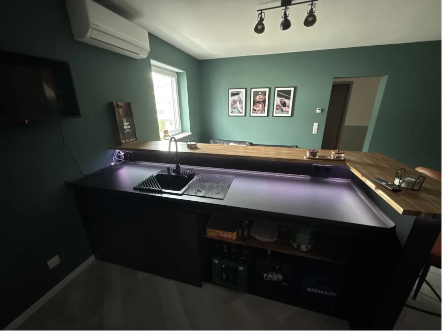 Moderne Hausbar mit Beleuchtung