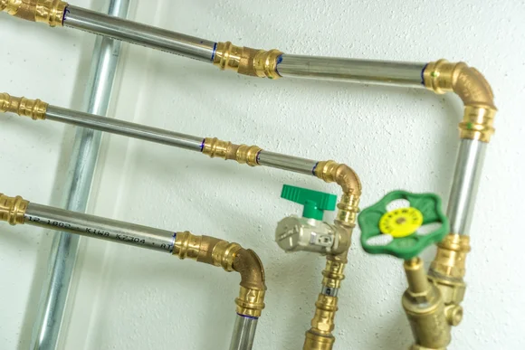 Rohrleitungen mit Ventil an Wand