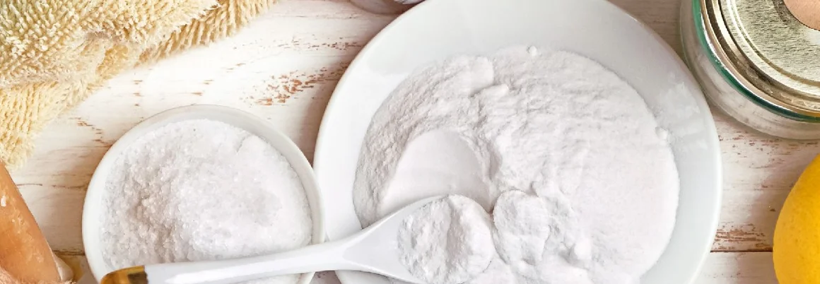 Natron in Schalen und Löffel