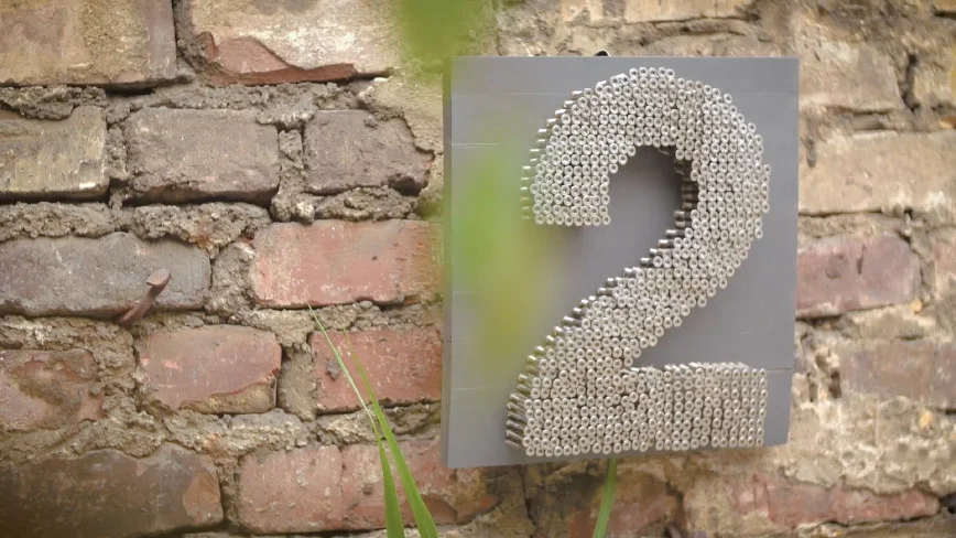 Hausnummer Zwei aus Schrauben