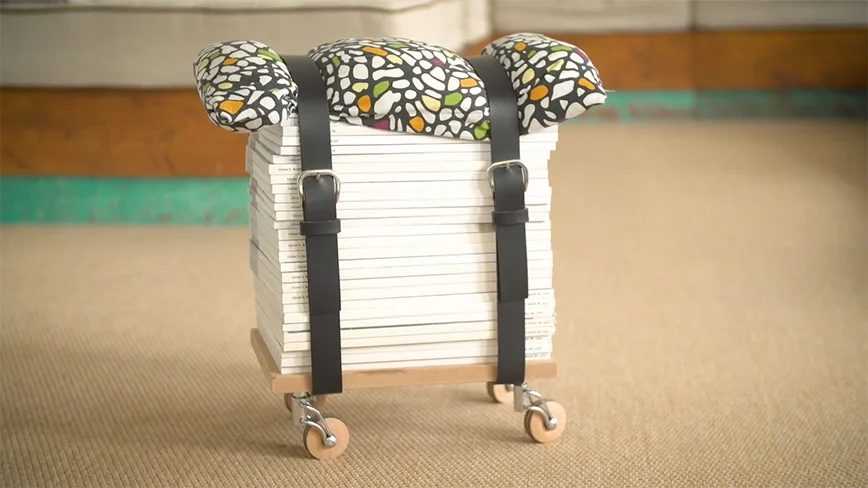 Improvisierter Hocker aus Büchern