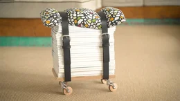 Improvisierter Hocker aus Büchern