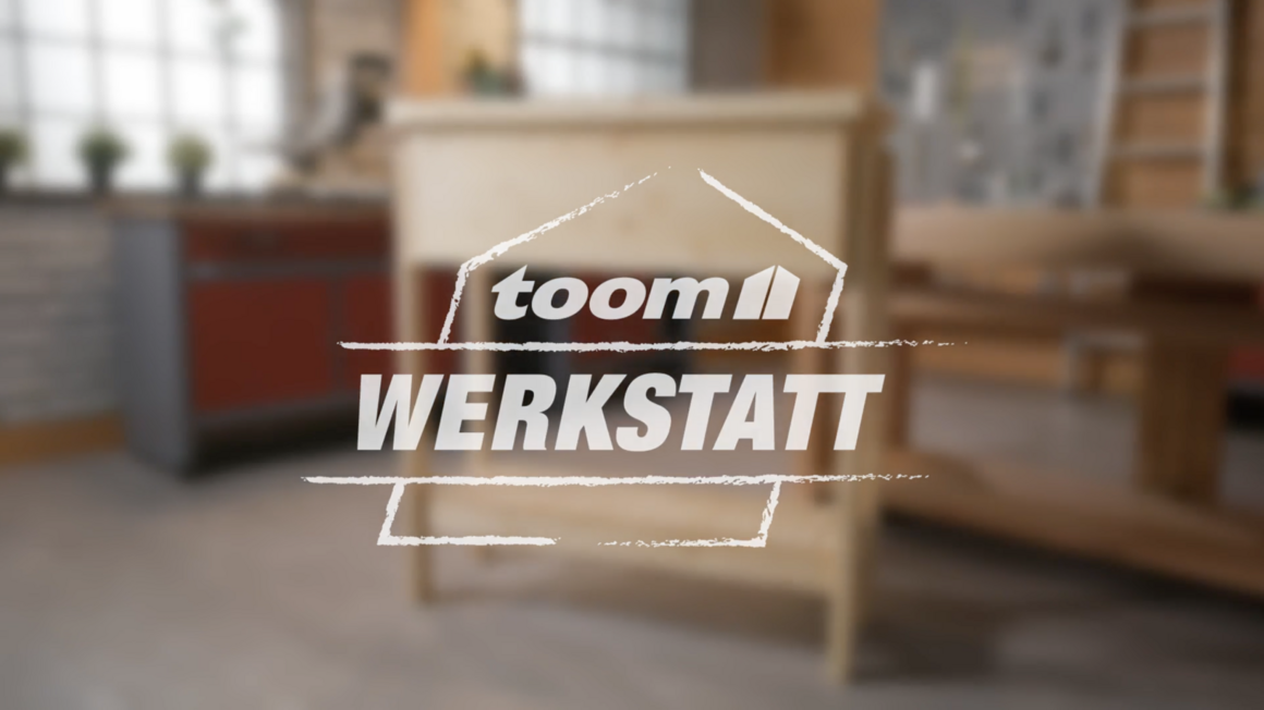 toom Werkstatt Logo mit unscharfer Werkstatt im Hintergrund