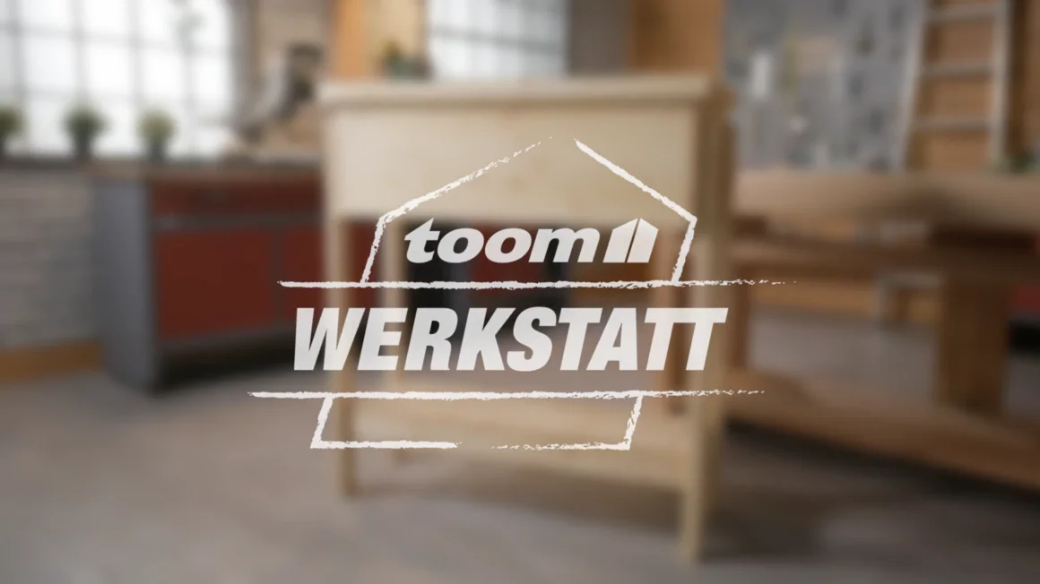 toom Werkstatt Logo mit unscharfer Werkstatt im Hintergrund