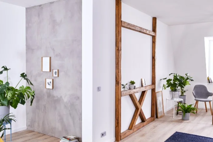 Ein heller Wohnraum mit einer Trennwand aus Holz