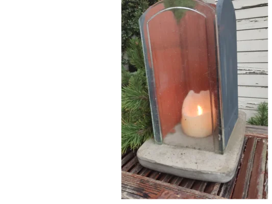 Windlicht mit brennender Kerze