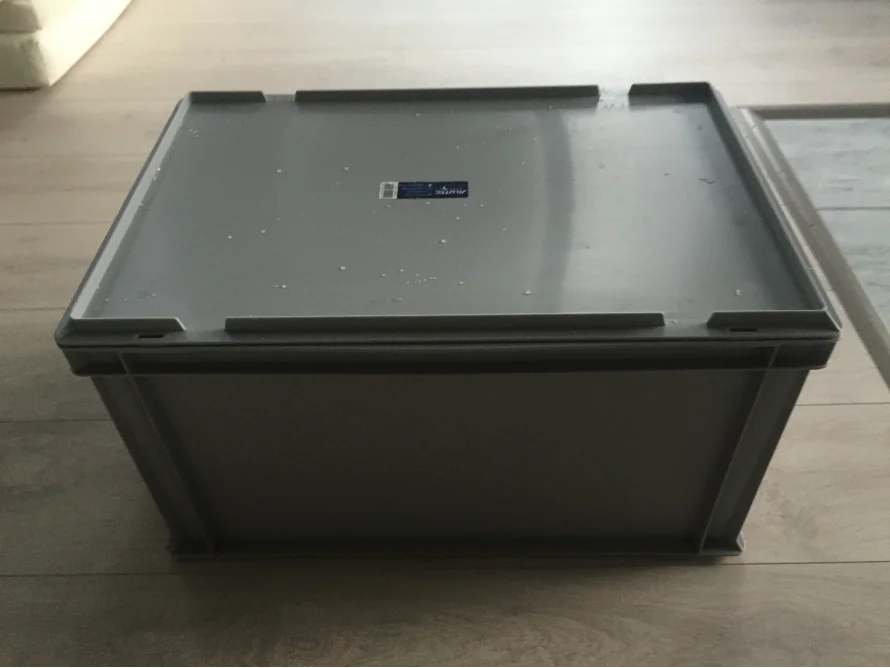 Graue Plastikbox mit Deckel
