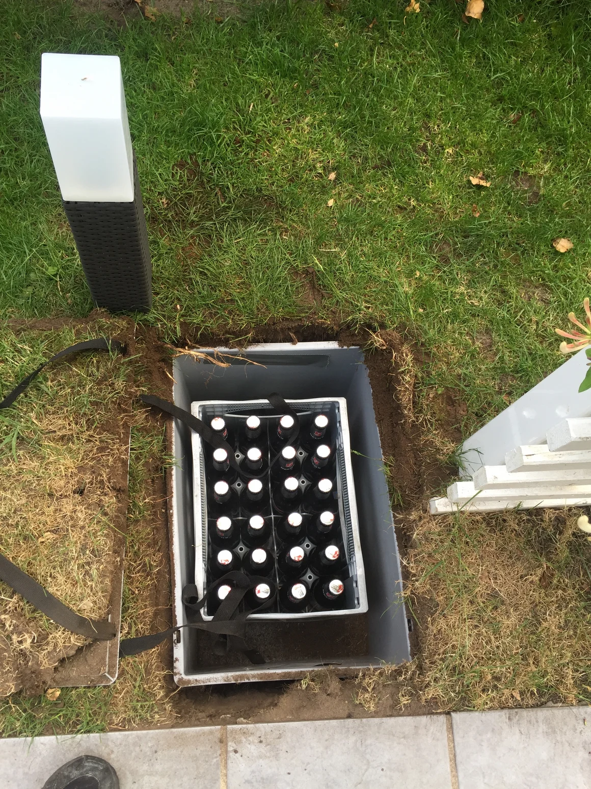 Getränkekiste im Erdloch