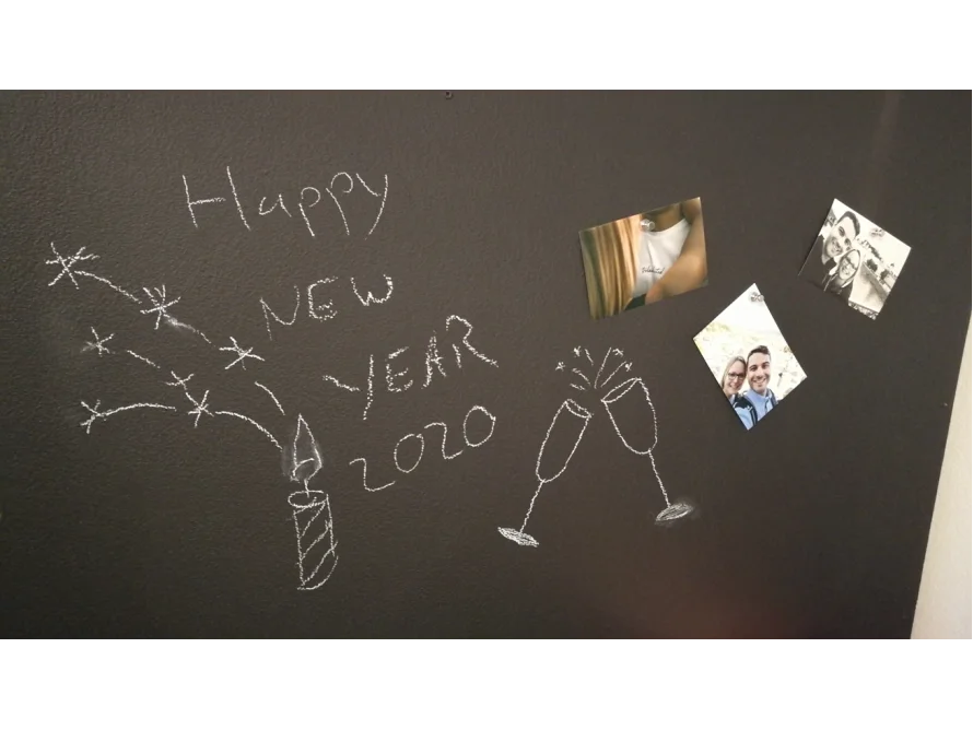 Neujahrsgrüße mit Kreide auf Tafel