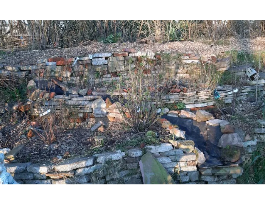 Steingarten mit Trockenmauer