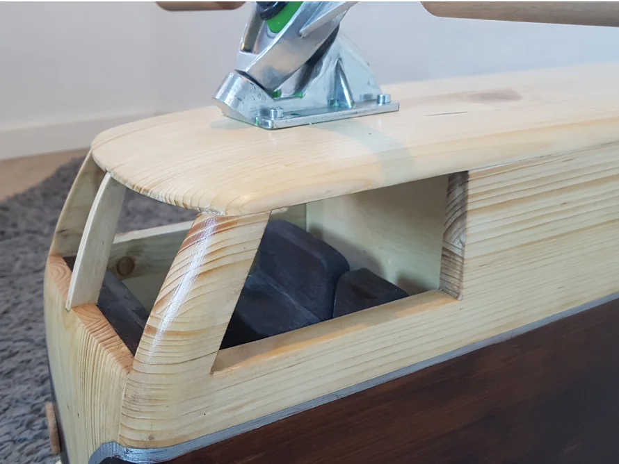 Holzmodell eines Kleinbusses