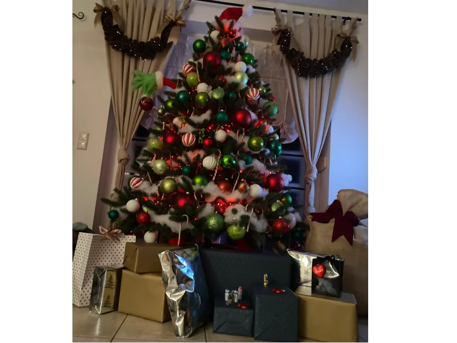 Geschmückter Weihnachtsbaum mit Geschenken