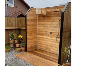 Außendusche aus Holz mit Holzeimer