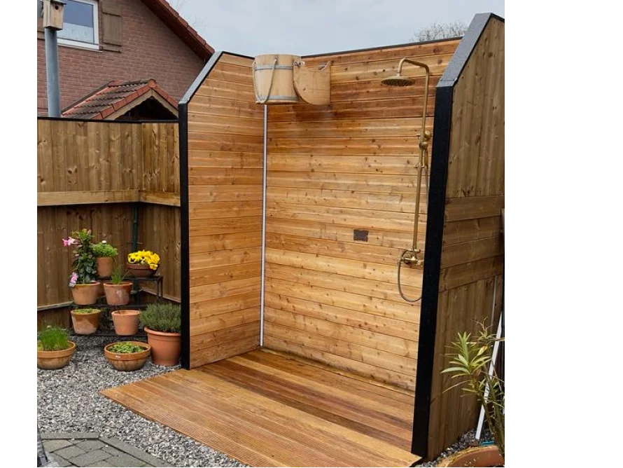 Außendusche aus Holz mit Holzeimer