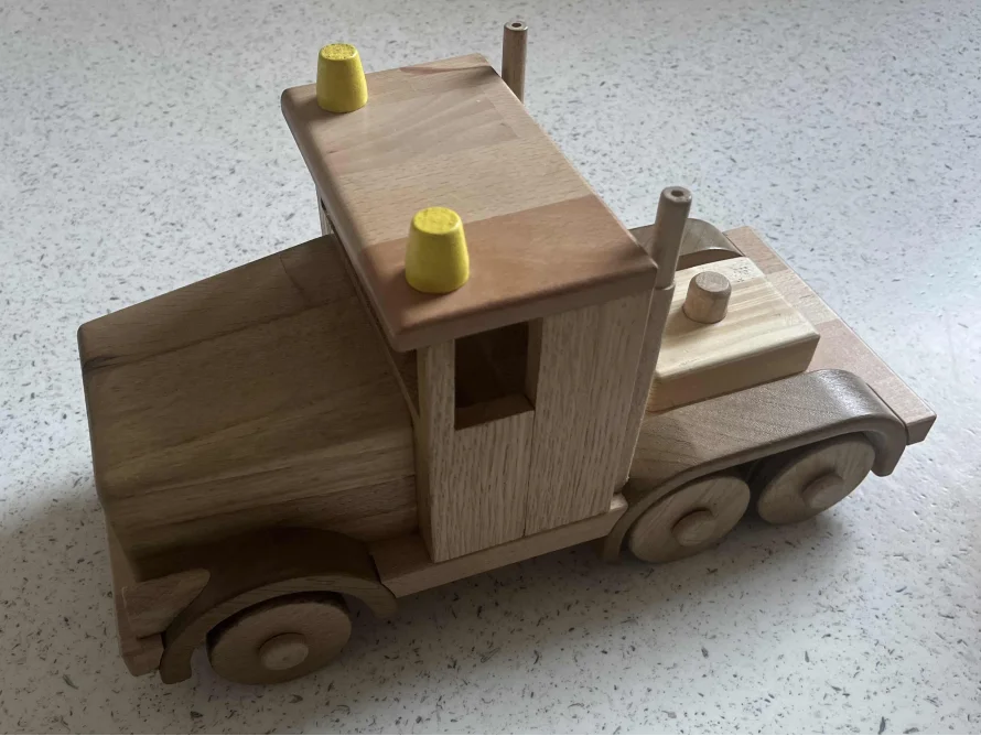 Spielzeug-Sattelschlepper aus Holz