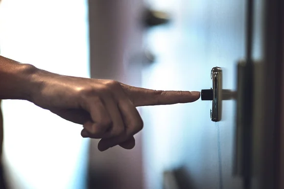 Finger drückt Türklingel