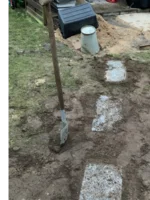 Pflasterarbeiten mit Spaten im Garten