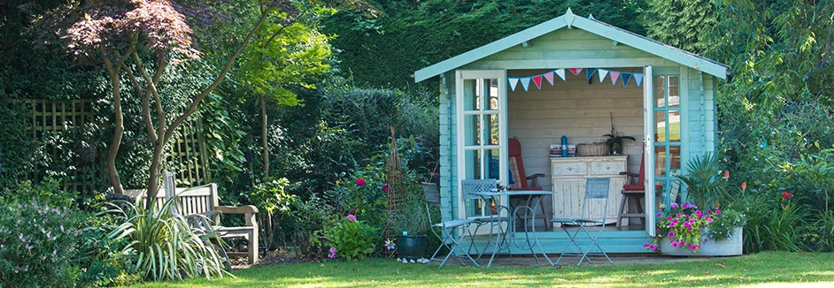 Blaues Gartenhaus mit geöffneten Türen