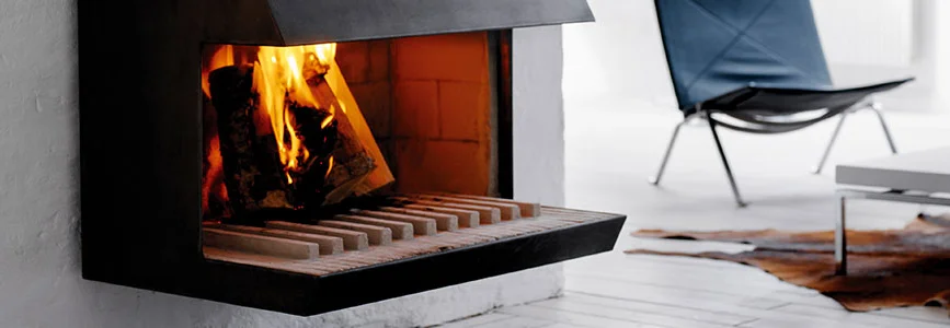 Moderner Kamin mit brennendem Feuer