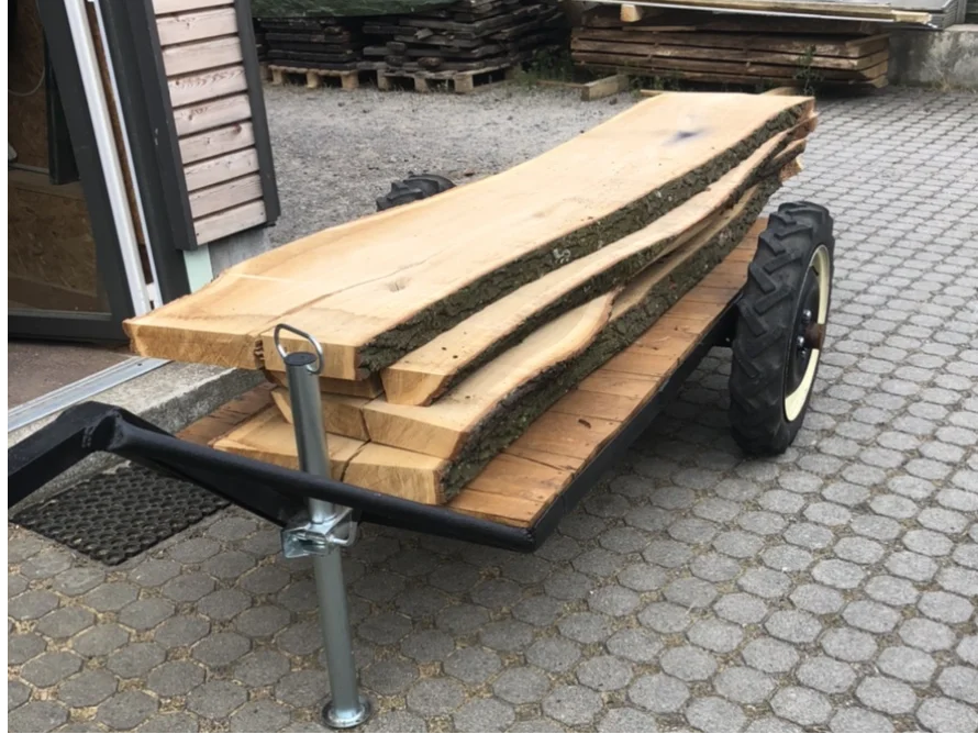 Holzbohlen auf einem Anhänger