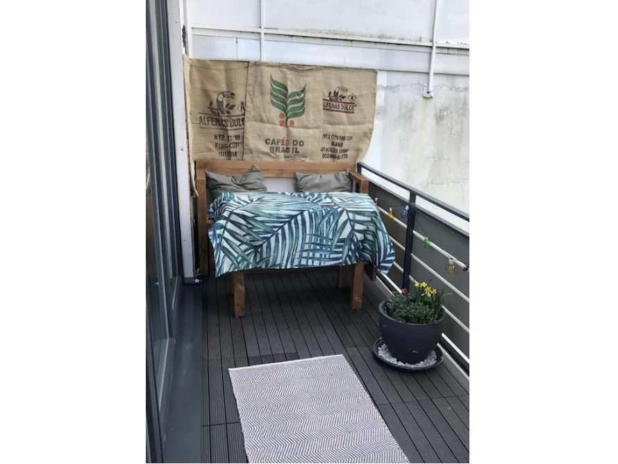 Gemütlicher Balkon mit Sitzecke