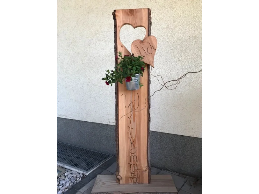 Rustikales Holzschild mit Herz und Blumentopf