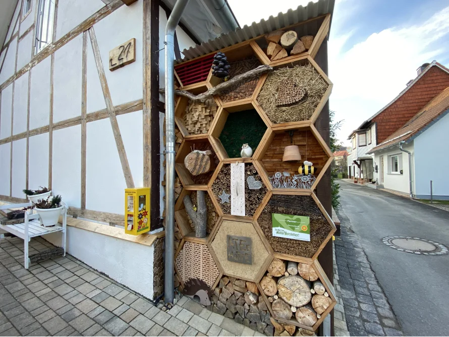 Insektenhotel an Hauswand