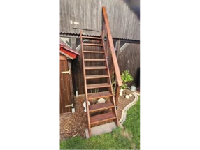 Holztreppe an einer Holzwand