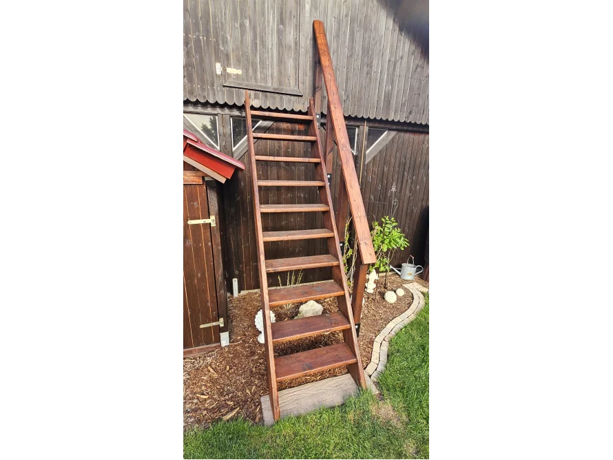 Holztreppe an einer Holzwand