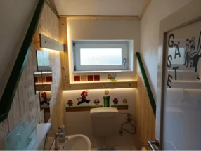 Badezimmer mit Super Mario Dekoration.