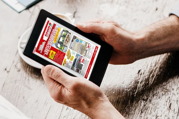 Hände halten einen Prospekt auf einem Tablet