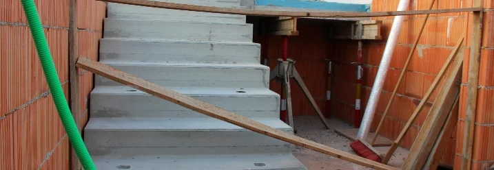 Rohbau einer Betontreppe auf einer Baustelle