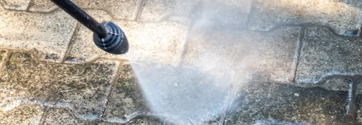 Hochdruckreiniger reinigt Steinboden