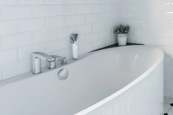 Badewanne mit Armaturen