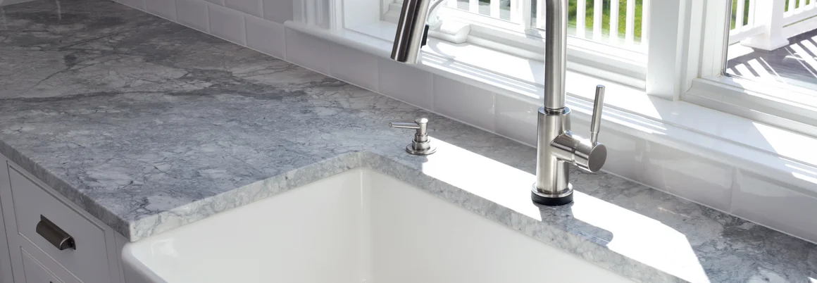 Spüle mit Wasserhahn