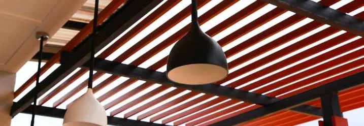 Drei Lampen unter einem roten Dach