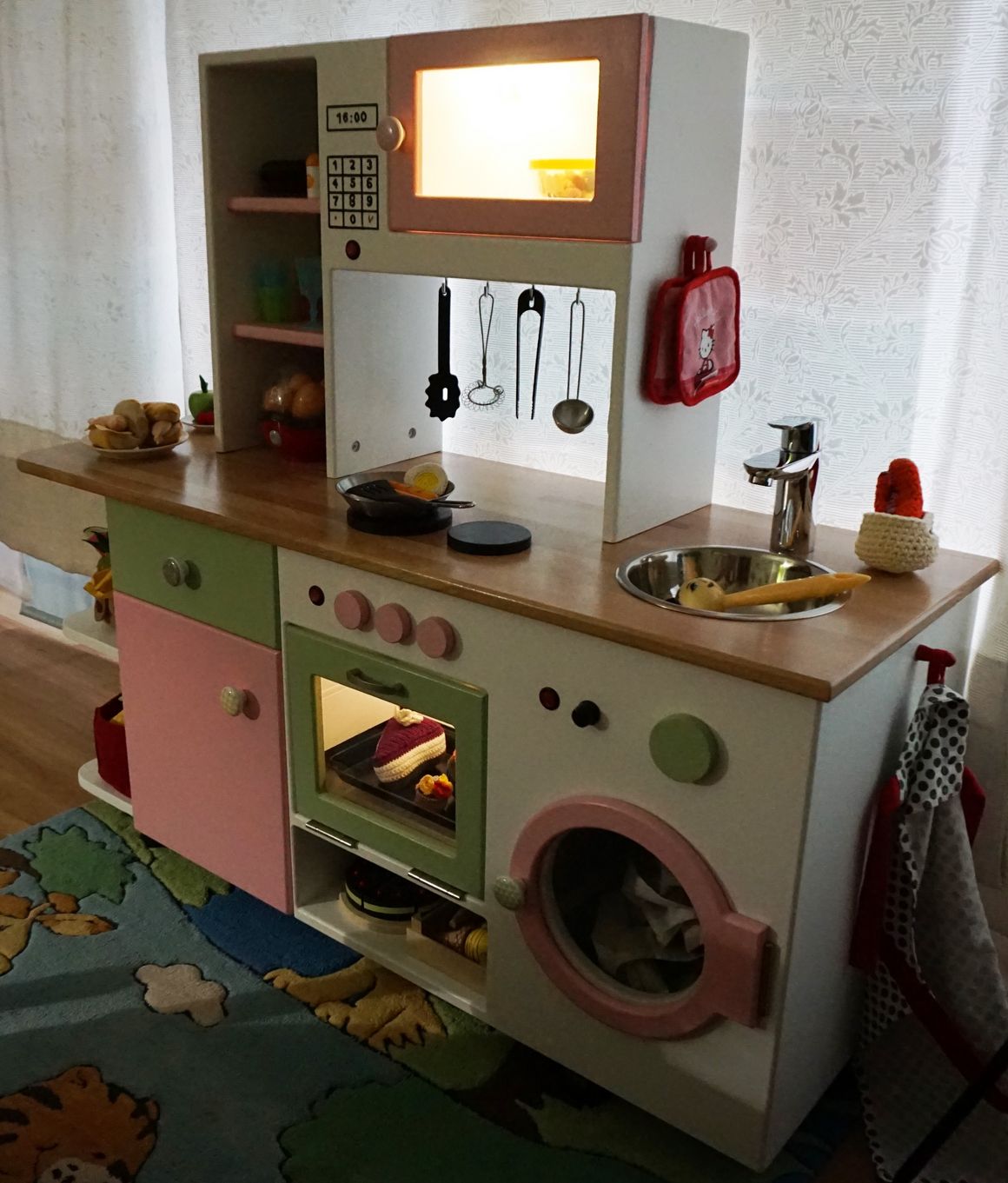 Spielzeugküche aus Holz