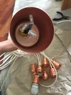Kupferlampe wird verkabelt