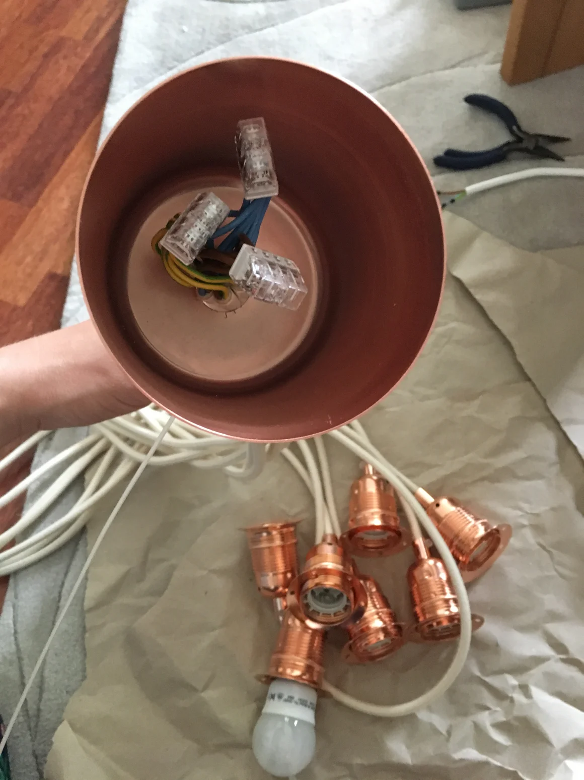 Kupferlampe wird verkabelt