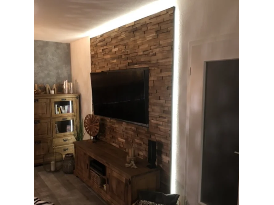 Wohnzimmer mit Holzwand und Fernseher