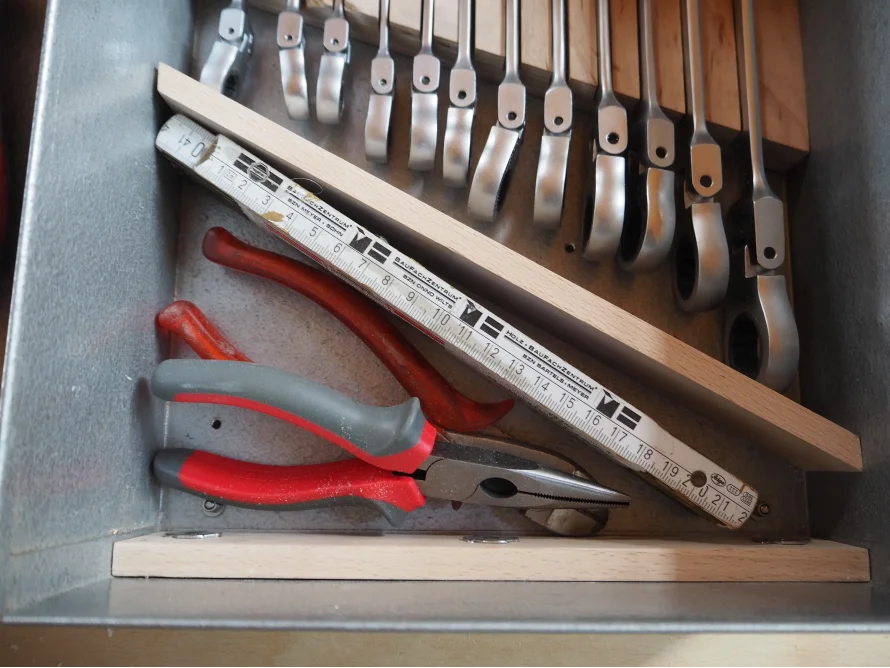 Werkzeugkasten mit Schraubenschlüsseln, einer Zange und einem Zollstock